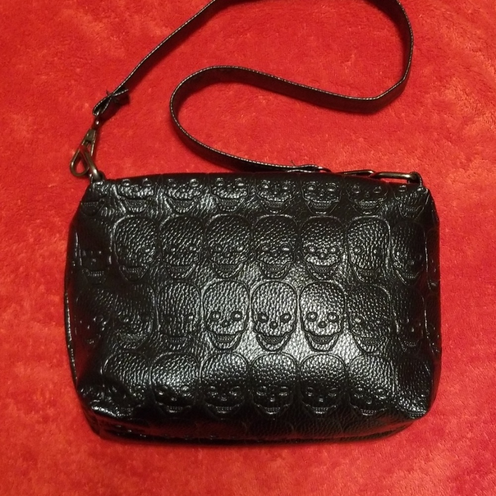 NWOT Indented Skull Hand Bag